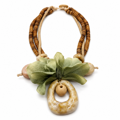 Collana Multistrato Boho con Fiore Verde Salvia e Pendente Effetto Pietra – Collana Statement da Donna