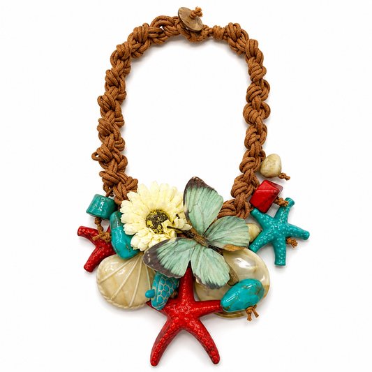 Collana Statement Marina con Corda Intrecciata, Farfalla, Coralli e Conchiglie – Collana Boho Chic da Donna