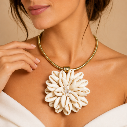 Collana Rigida Dorata con Pendente a Conchiglie – Stile Mare Elegante
