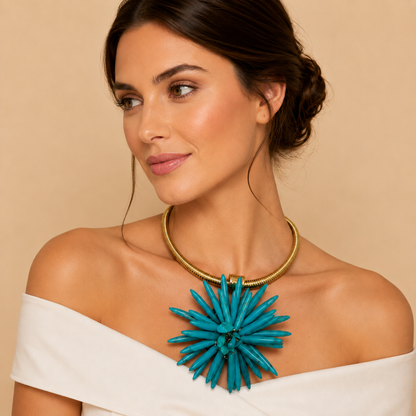 Collana Girocollo Dorata con Maxi Fiore Turchese – Statement Necklace da Donna