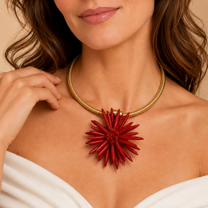 Collana Girocollo Dorata con Maxi Fiore Rosso – Statement Necklace da Donna