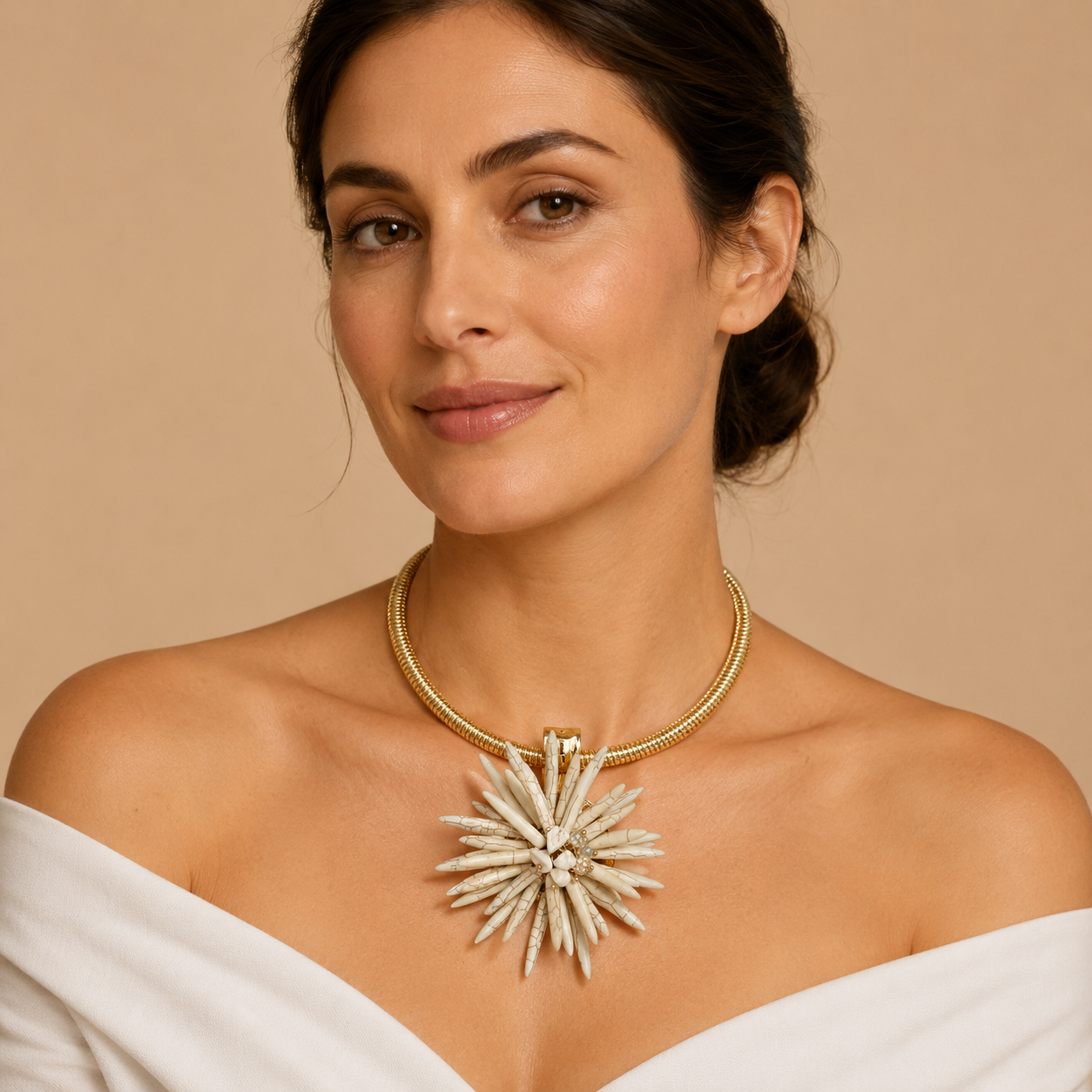 Collana Girocollo Dorata con Maxi Fiore Avorio – Statement Necklace da Donna