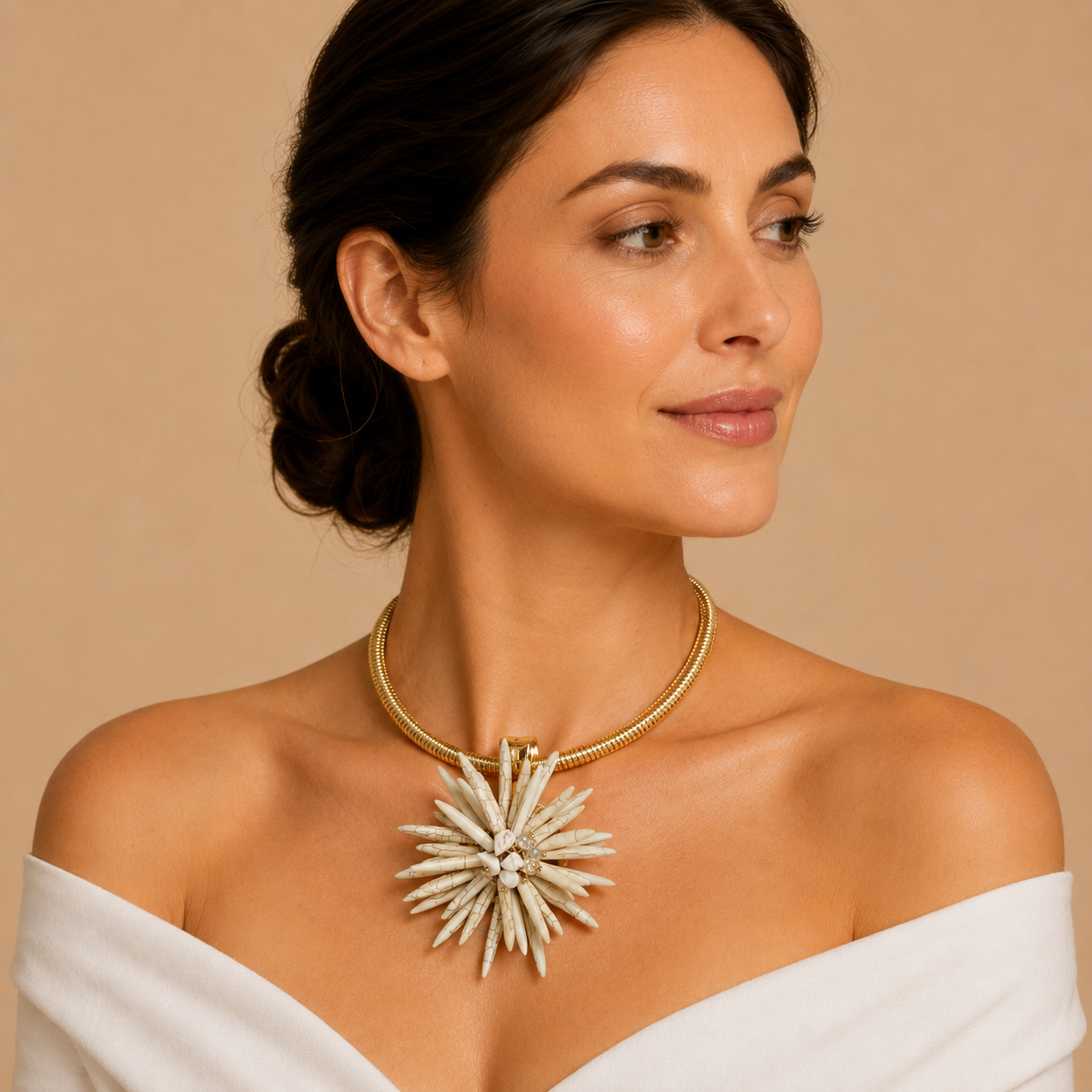 Collana Girocollo Dorata con Maxi Fiore Avorio – Statement Necklace da Donna