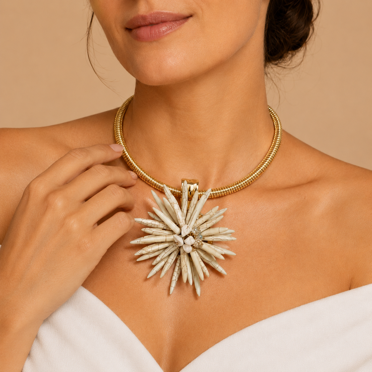 Collana Girocollo Dorata con Maxi Fiore Avorio – Statement Necklace da Donna