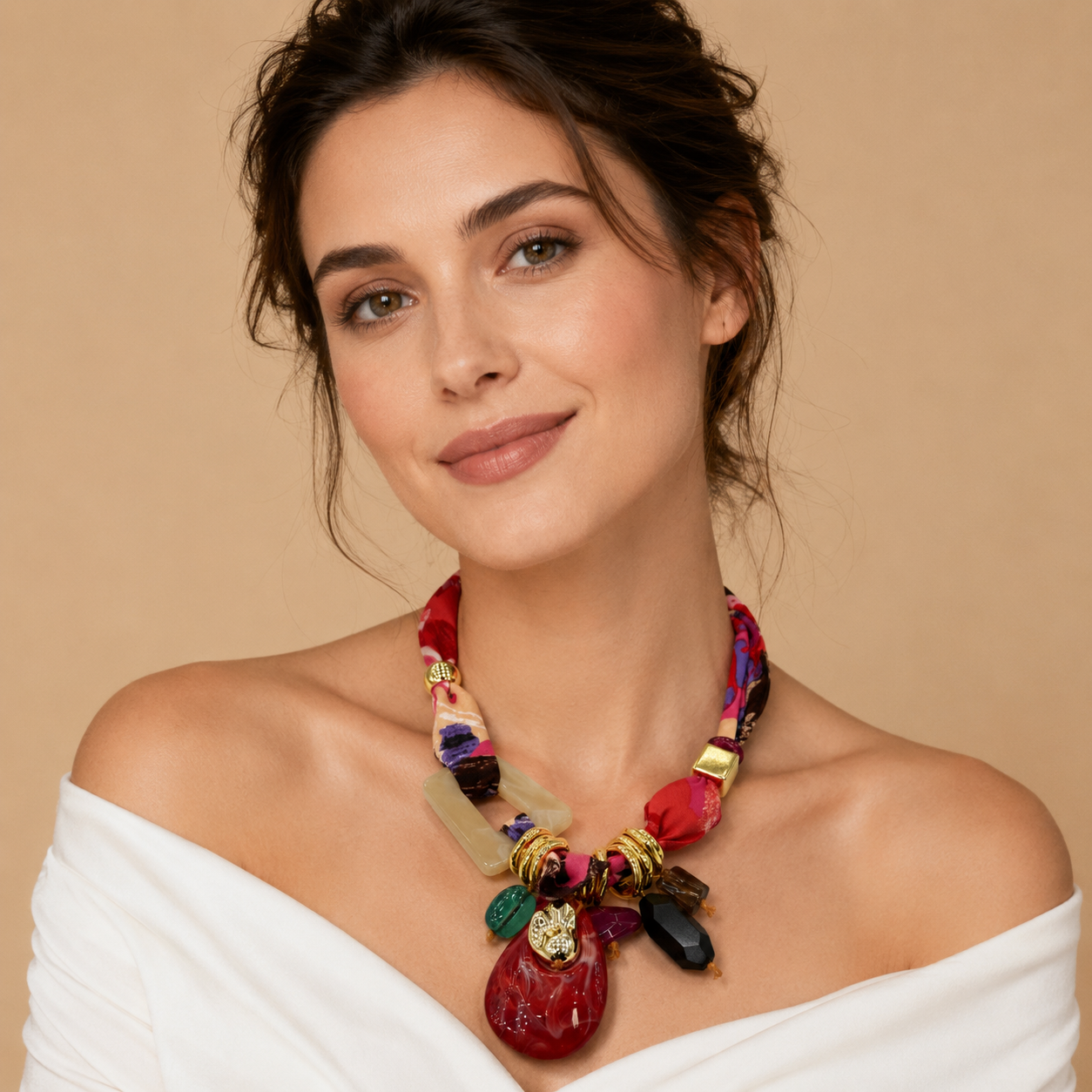 Collana con Fascia in Tessuto Multicolor e Pendenti Colorati – Statement Necklace da Donna
