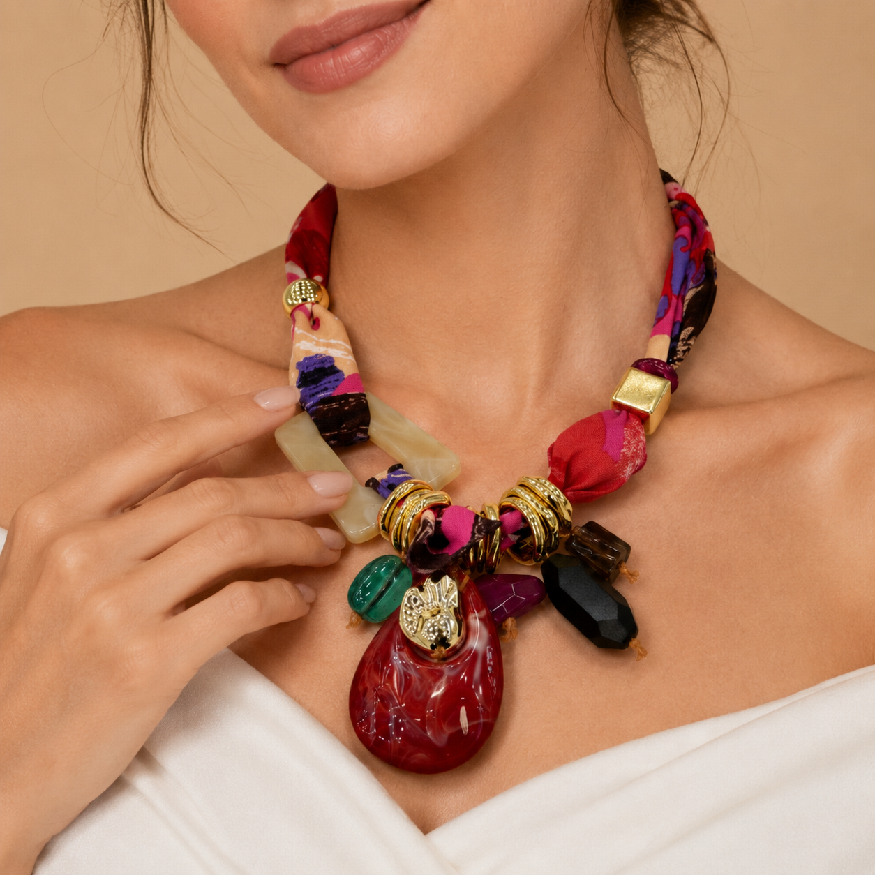 Collana con Fascia in Tessuto Multicolor e Pendenti Colorati – Statement Necklace da Donna