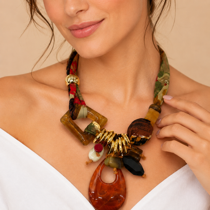 Collana Statement con Fascia in Tessuto Fantasia e Pendenti in Resina – Collana Donna Multicolor