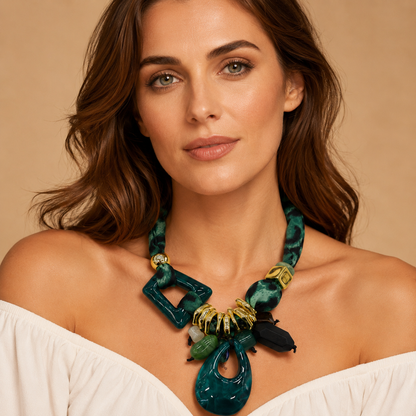 Collana Statement con Fascia in Tessuto Verde e Pendenti in Resina – Collana Donna Multicolor