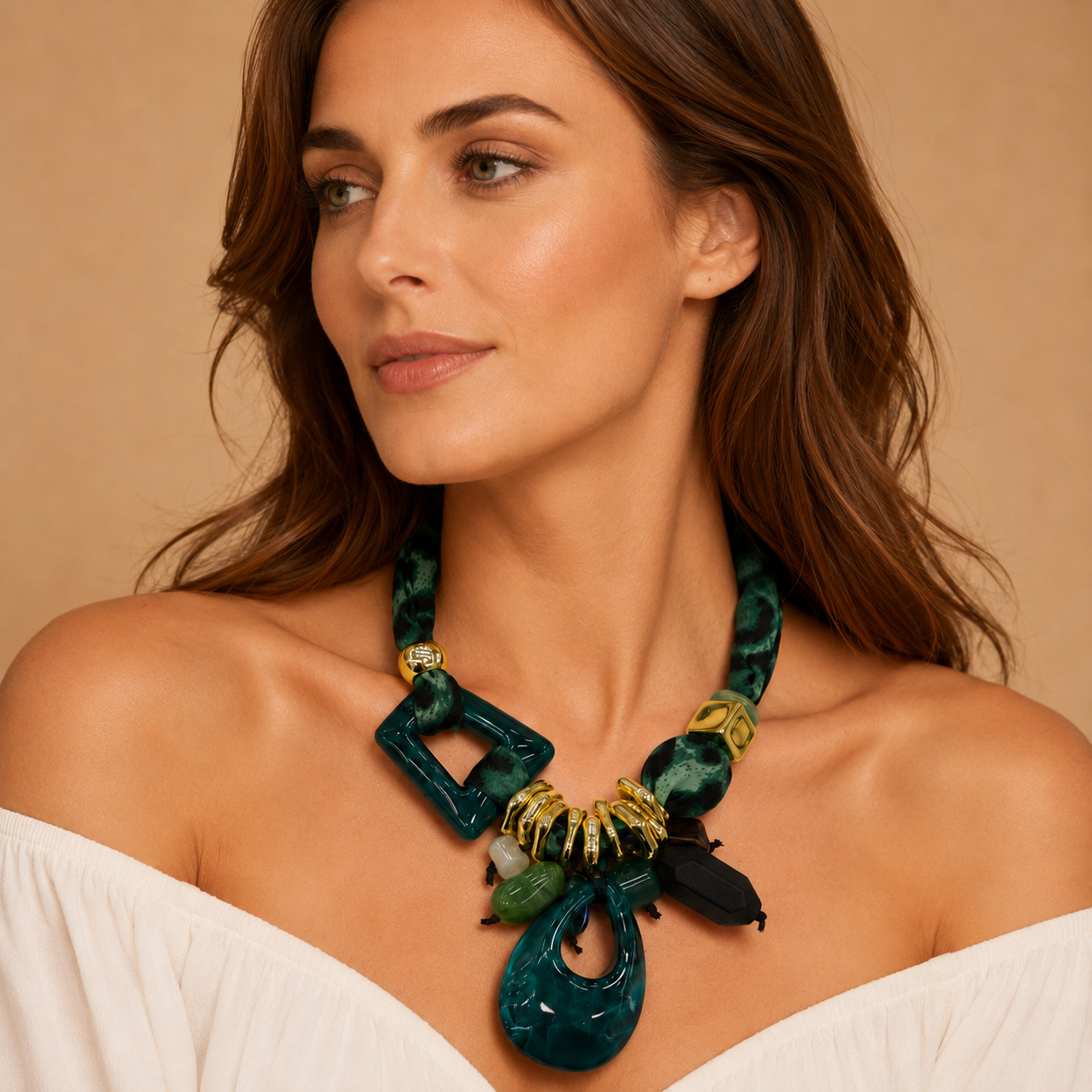 Collana Statement con Fascia in Tessuto Verde e Pendenti in Resina – Collana Donna Multicolor