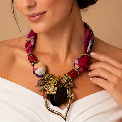 Collana Statement con Fascia in Tessuto Fantasia e Pendente Astratto – Collana Donna Multicolor