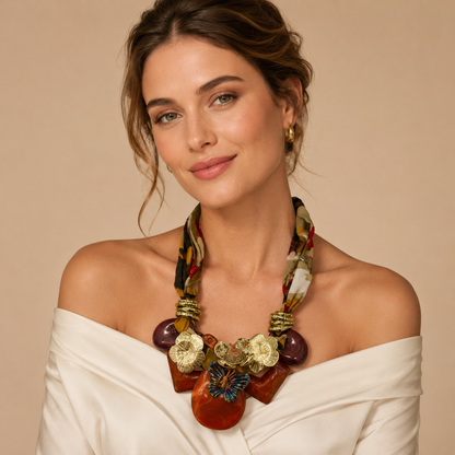 Collana Statement con Fascia in Tessuto Multicolor e Pendenti in Resina – Collana Donna Elegante con Farfalla
