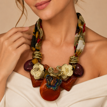 Collana Statement con Fascia in Tessuto Multicolor e Pendenti in Resina – Collana Donna Elegante con Farfalla