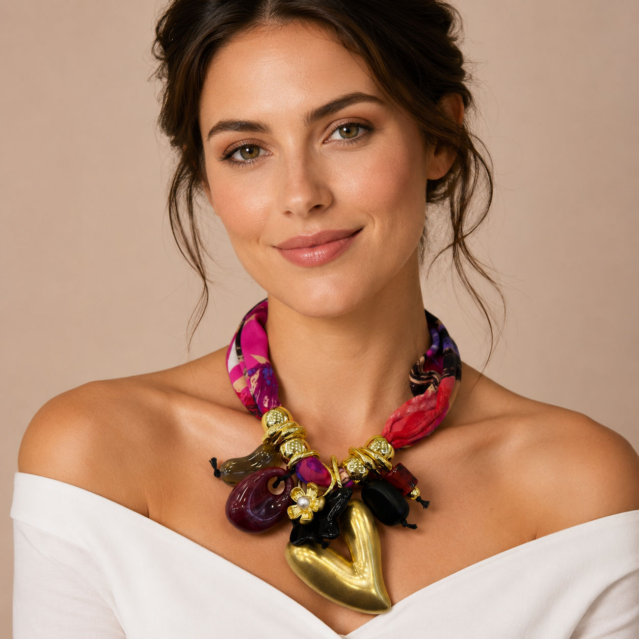 Collana Statement con Fascia in Tessuto Fantasia e Maxi Cuore Dorato – Collana Donna Elegante