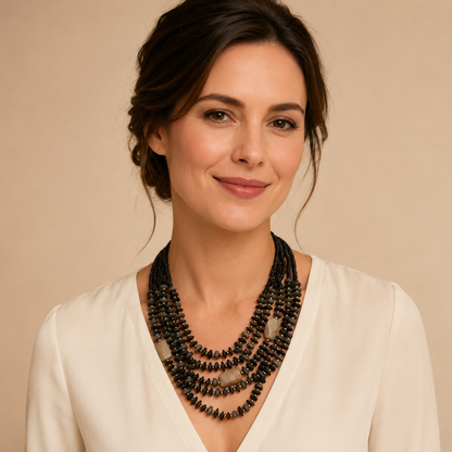 Collana Multistrato Nera con Perline Naturali – Collana Statement Boho Chic Donna