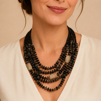 Collana Multistrato Nera con Perline Naturali – Collana Statement Boho Chic Donna