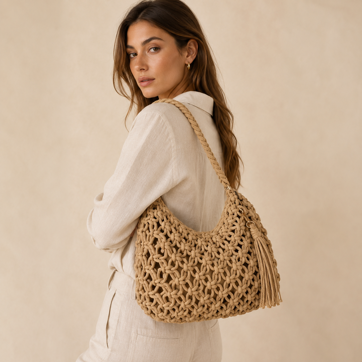 Borsa a Spalla Intrecciata Beige con Nappina