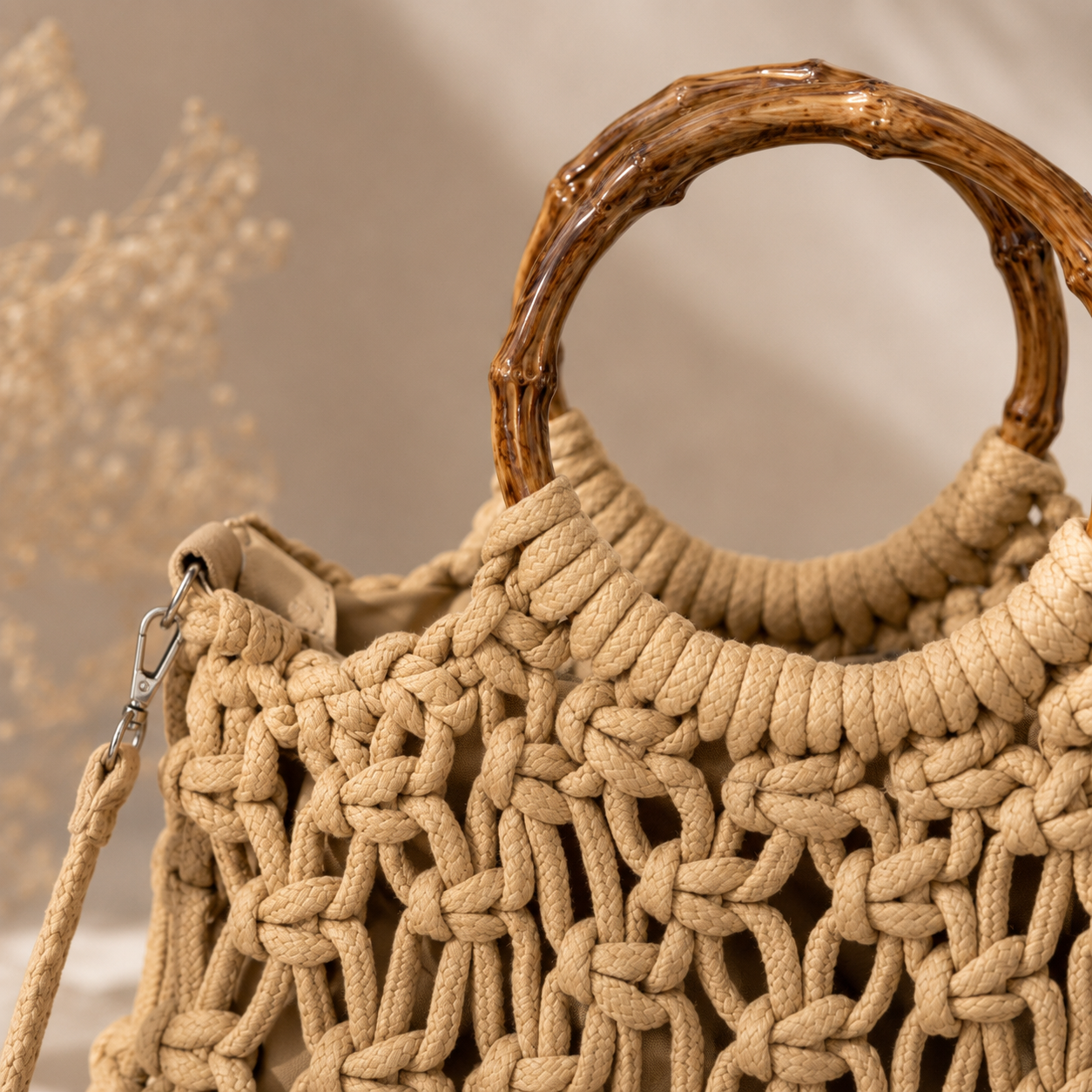 Borsa a Mano Intrecciata Beige con Manico in Bambù