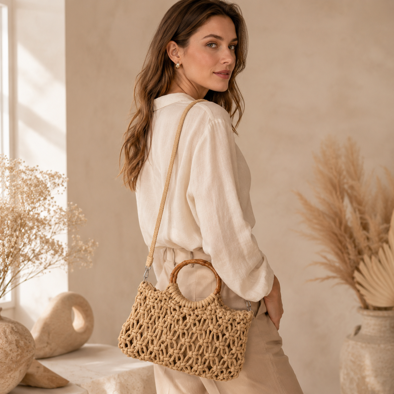 Borsa a Mano Intrecciata Beige con Manico in Bambù