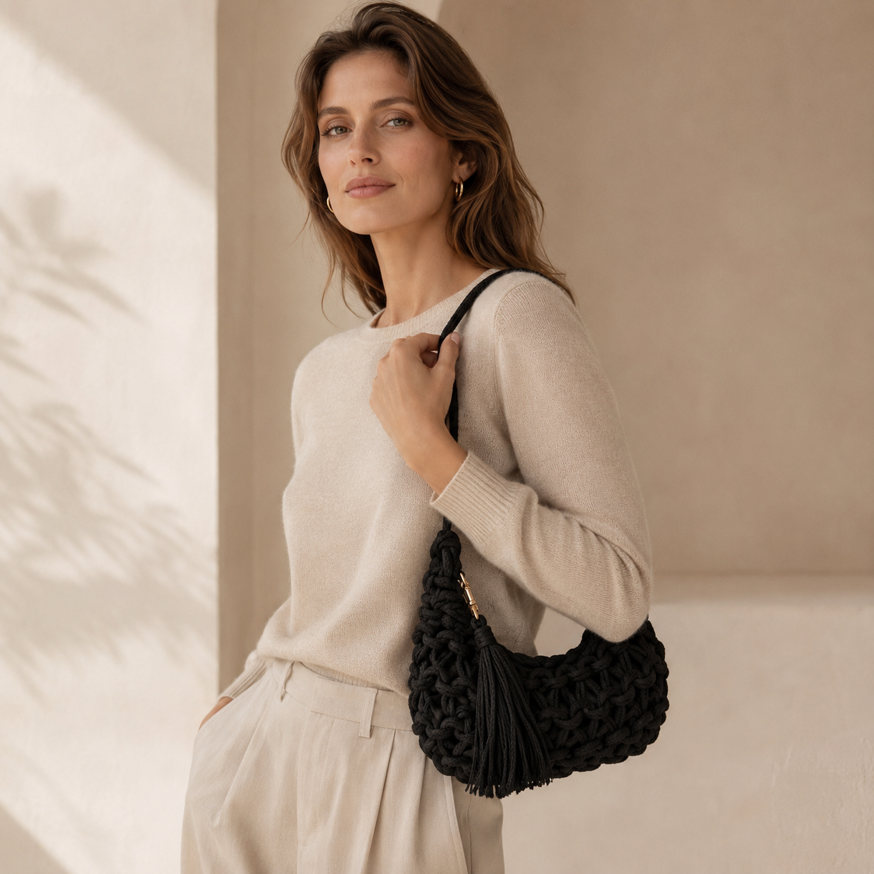 Borsa a Spalla Intrecciata Nera con Nappina