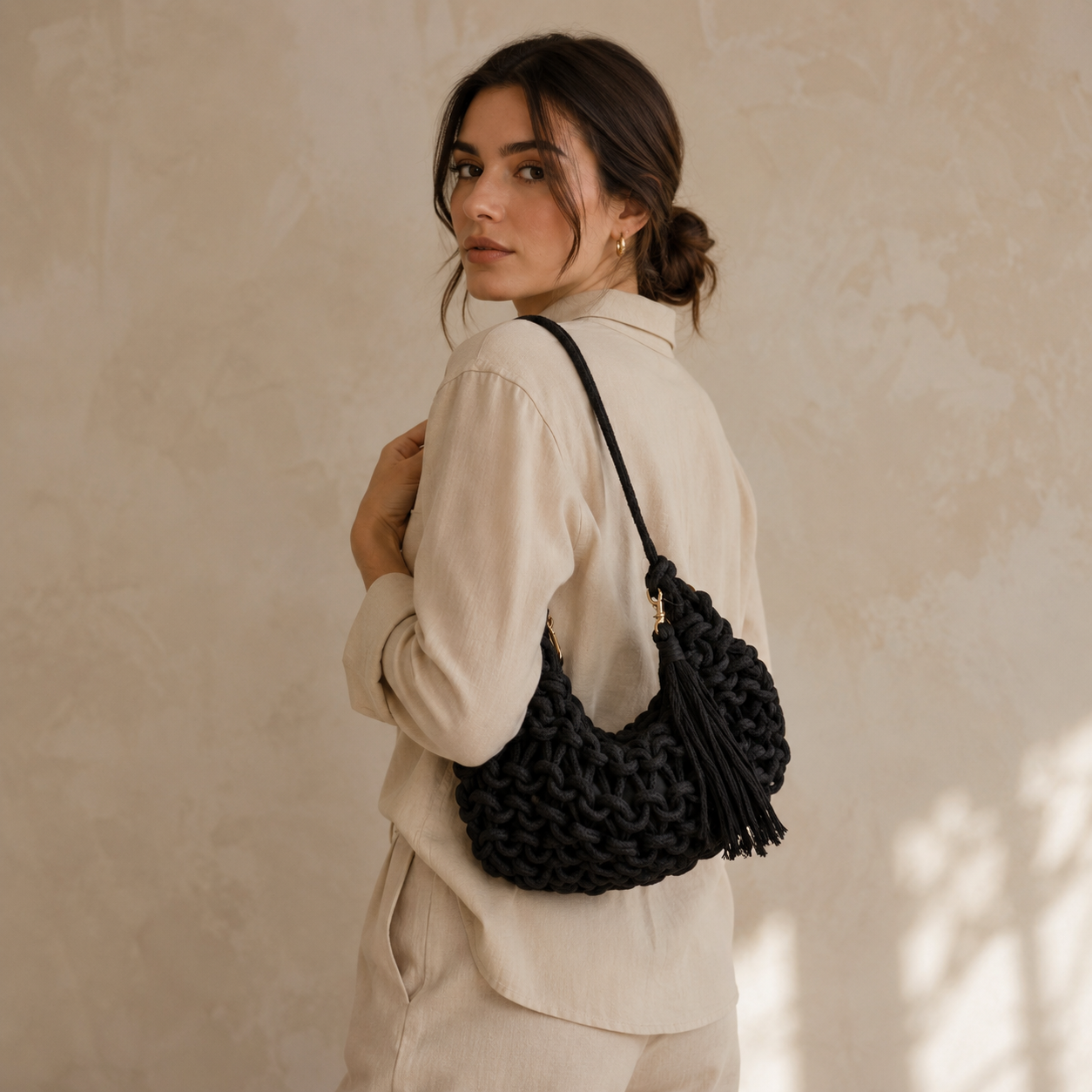 Borsa a Spalla Intrecciata Nera con Nappina