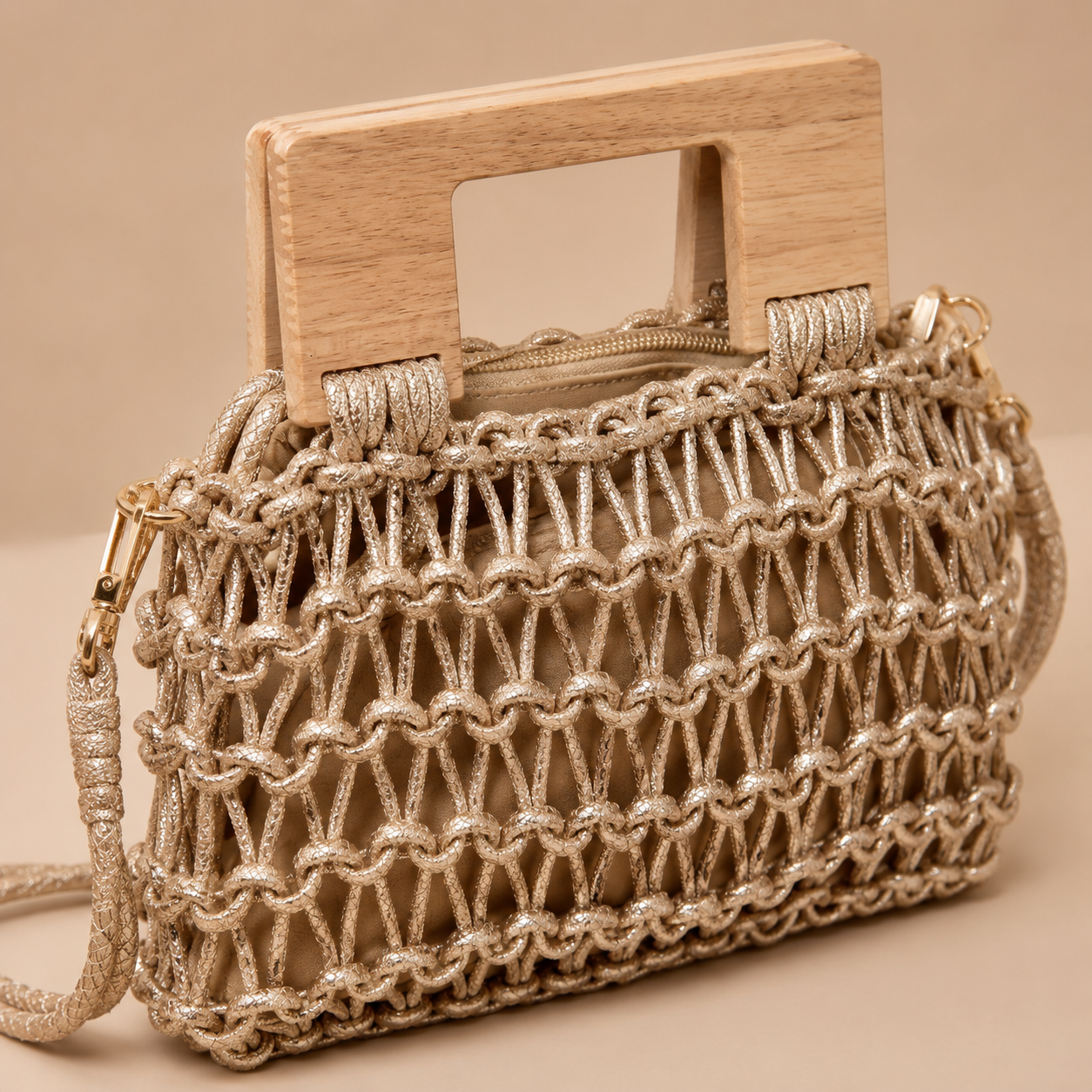 Borsa a Mano Intrecciata Oro Chiaro con Manico in Legno