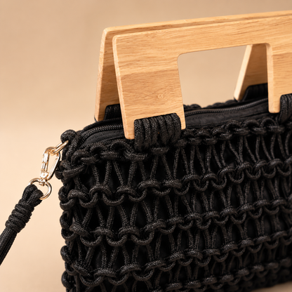 Borsa a Mano Intrecciata Nera con Manico in Legno