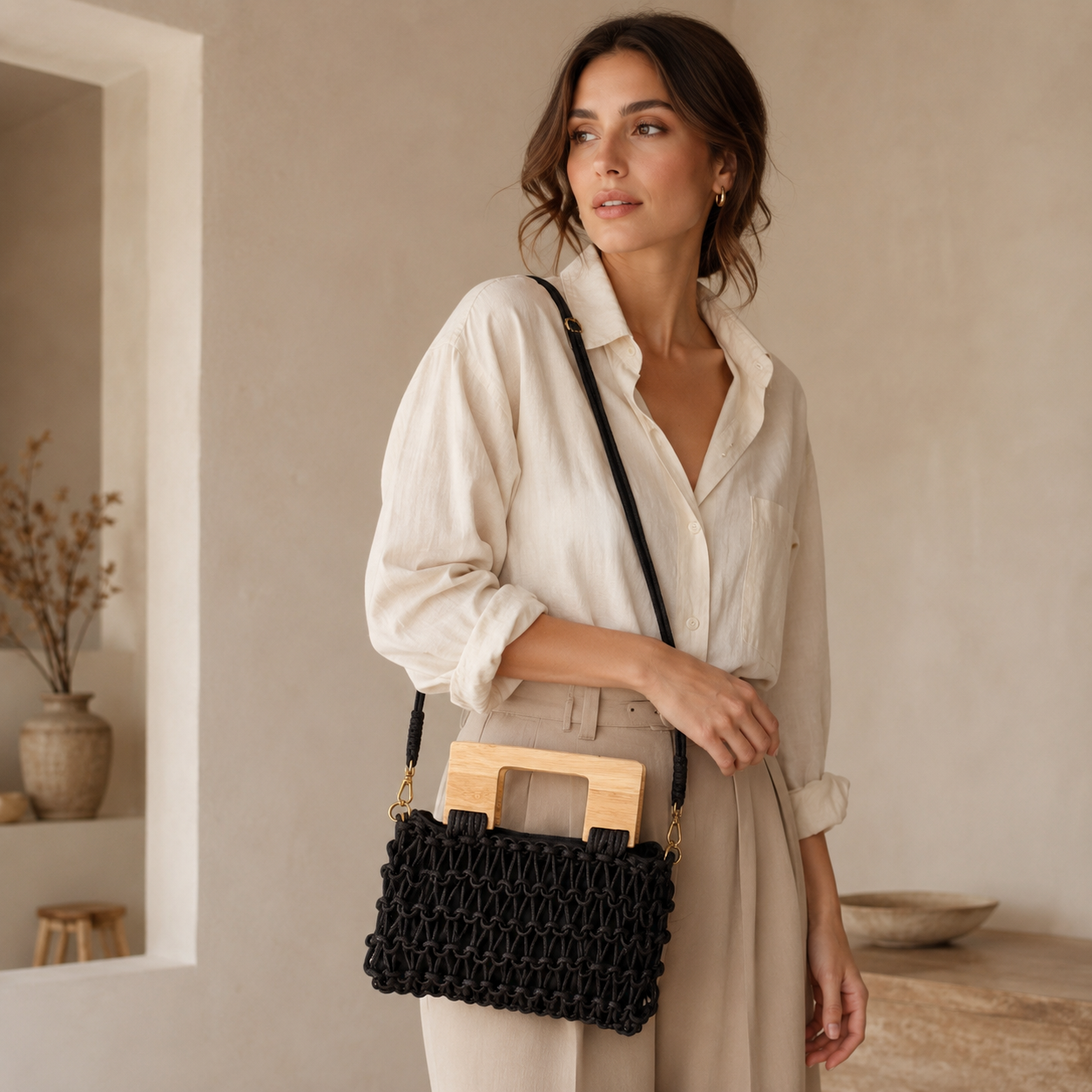 Borsa a Mano Intrecciata Nera con Manico in Legno