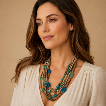 Collana Multistrato Boho con Perle Naturali e Dettagli Turchesi