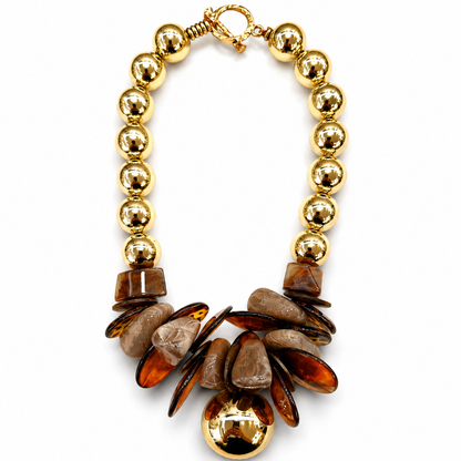 Collana Tribal Chic con Perle Dorate e Pietre in Resina