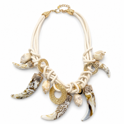 Collana Statement Bianca con Cordoni Intrecciati e Pendenti Effetto Corno – Collana Boho Chic Donna