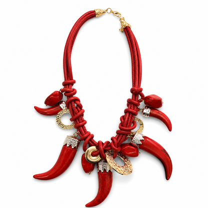 Collana Statement Rossa con Cordoni Intrecciati e Pendenti Effetto Corno – Collana Boho Chic Donna