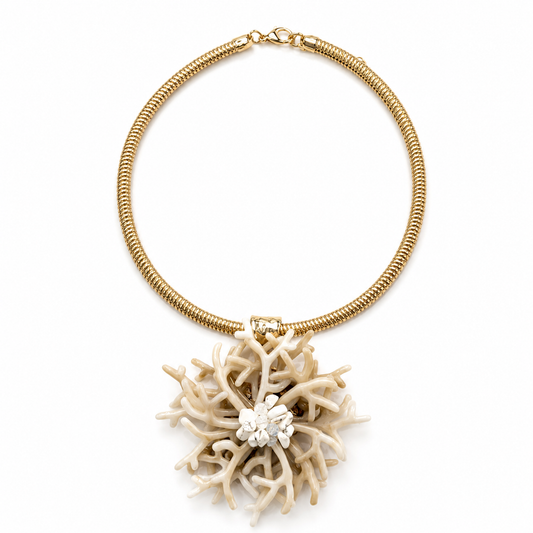 Collana Statement con Maxi Ciondolo Corallo Bianco e Girocollo Dorato – Collana Elegante Donna