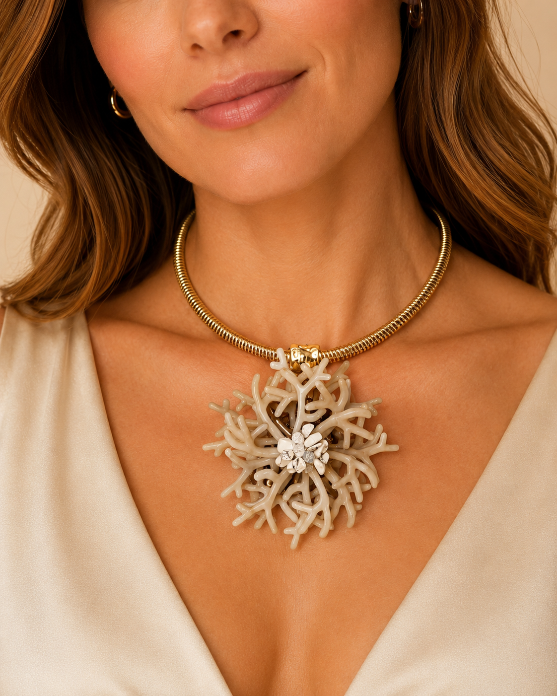Collana Statement con Maxi Ciondolo Corallo Bianco e Girocollo Dorato – Collana Elegante Donna