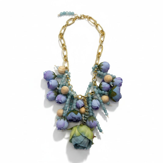 Collana Statement con Fiori Blu e Perle – Design Artistico Elegante