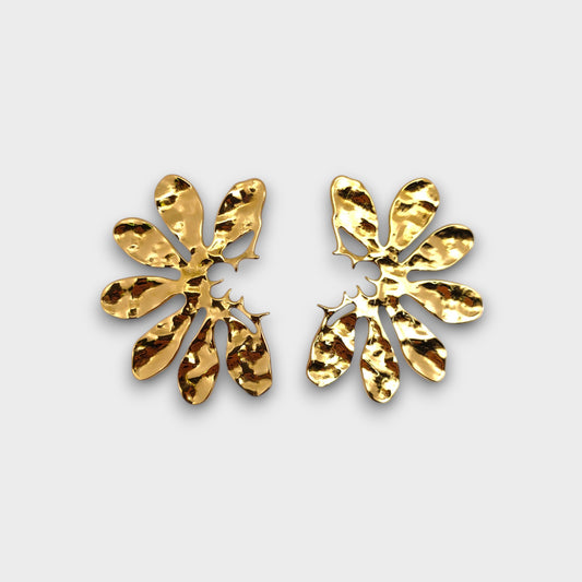 Orecchini Petalo Astratto – Finitura Martellata