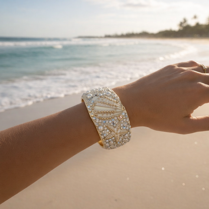 Bracciale Rigido con Conchiglie e Cristalli – Stile Mare Lusso
