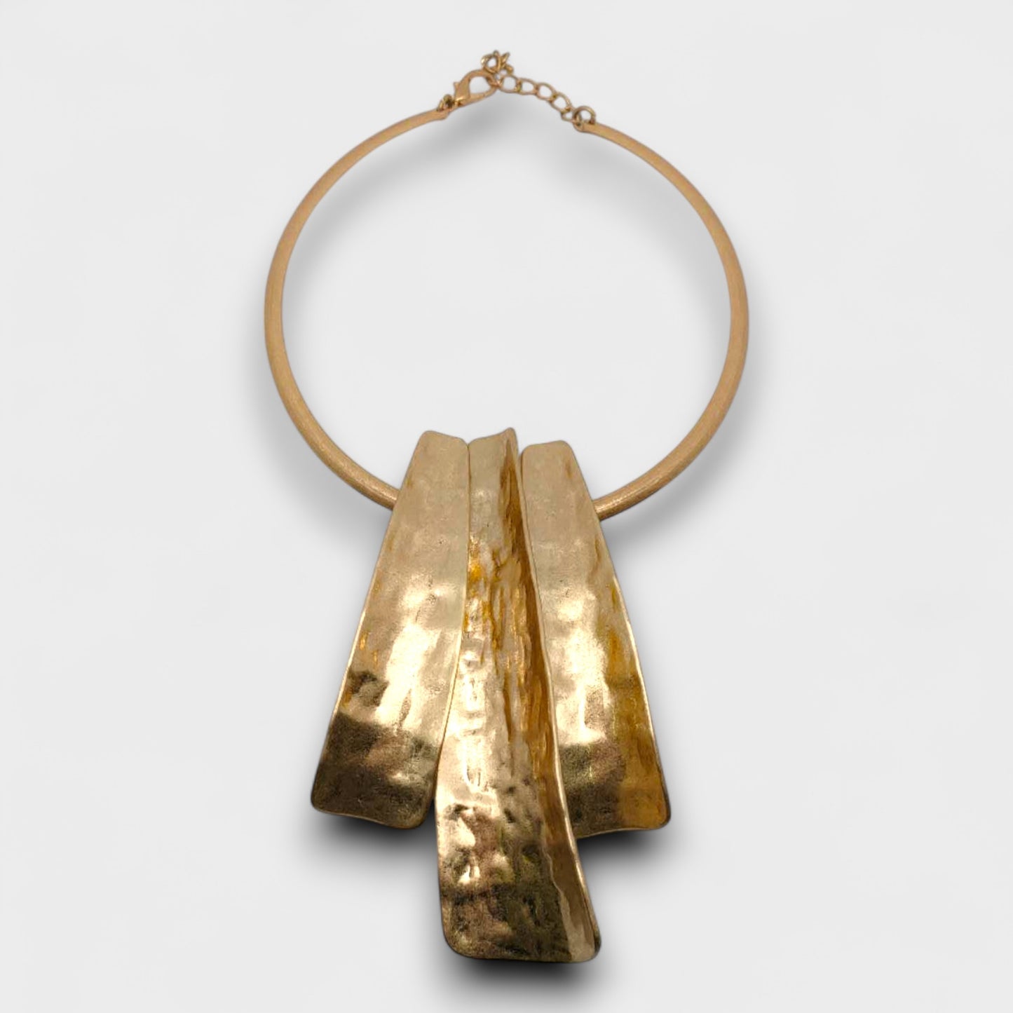 Collana “Forma Scultorea” – Girocollo Rigido in Metallo Martellato
