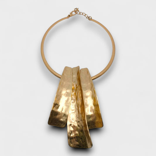 Collana “Forma Scultorea” – Girocollo Rigido in Metallo Martellato