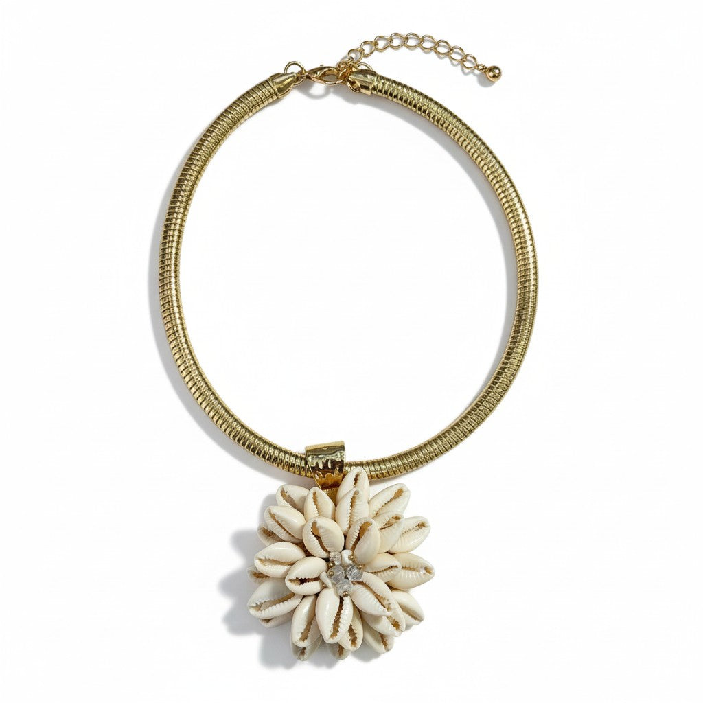 Collana Rigida Dorata con Pendente a Conchiglie – Stile Mare Elegante