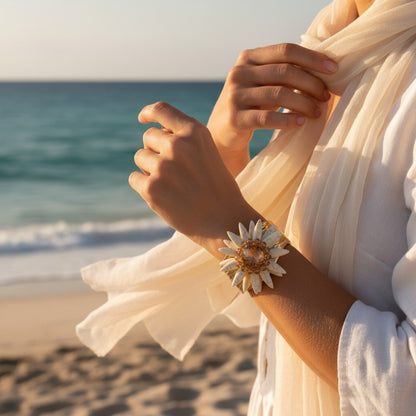 Bracciale Rigido con Fiore e Cristalli – Stile Elegante e Glamour