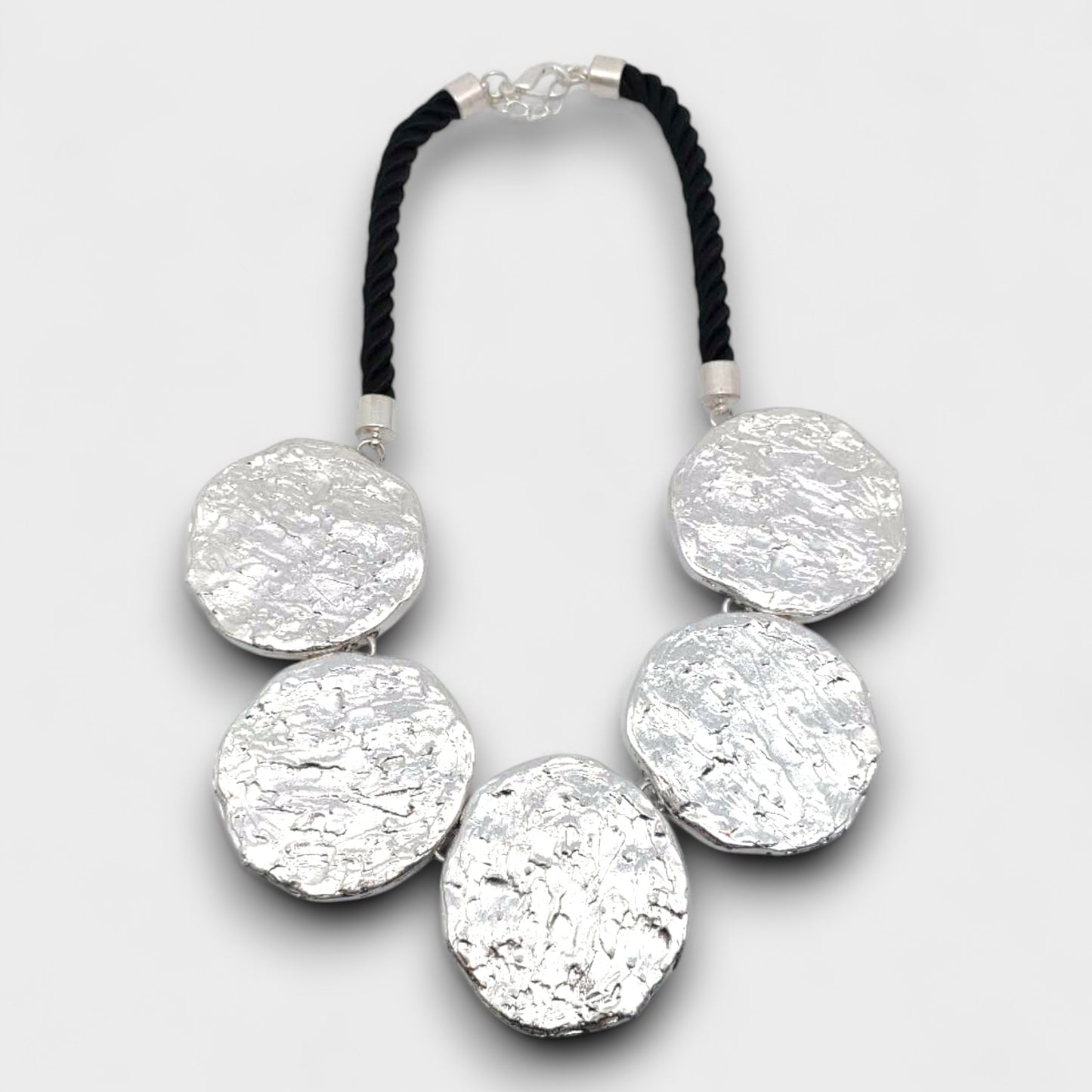 Collana “Disco Chic” – Eleganza Materica in Stile Moderno