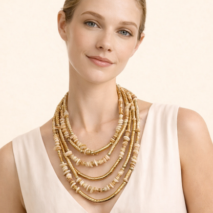 Collana Multistrato con Dettagli Dorati e Pietre Naturali – Stile Boho Elegante
